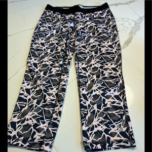 SOFFE low rise blue pink and grey patterned 3/4 leggings size medium